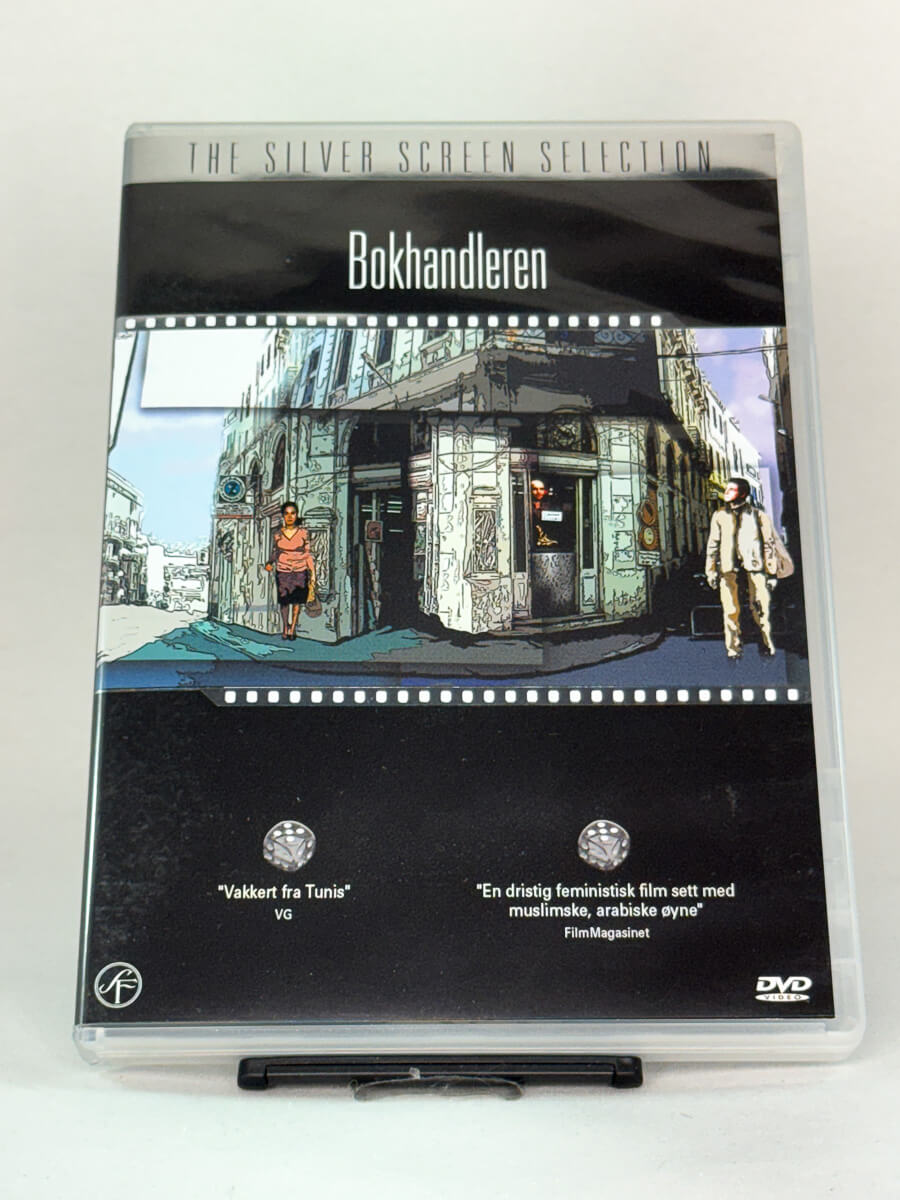 Forside av DVD-cover til Bokhandleren – prisbelønt tunisiskt drama om frihet, kultur og identitet, brukt DVD hos Brukbar Film.