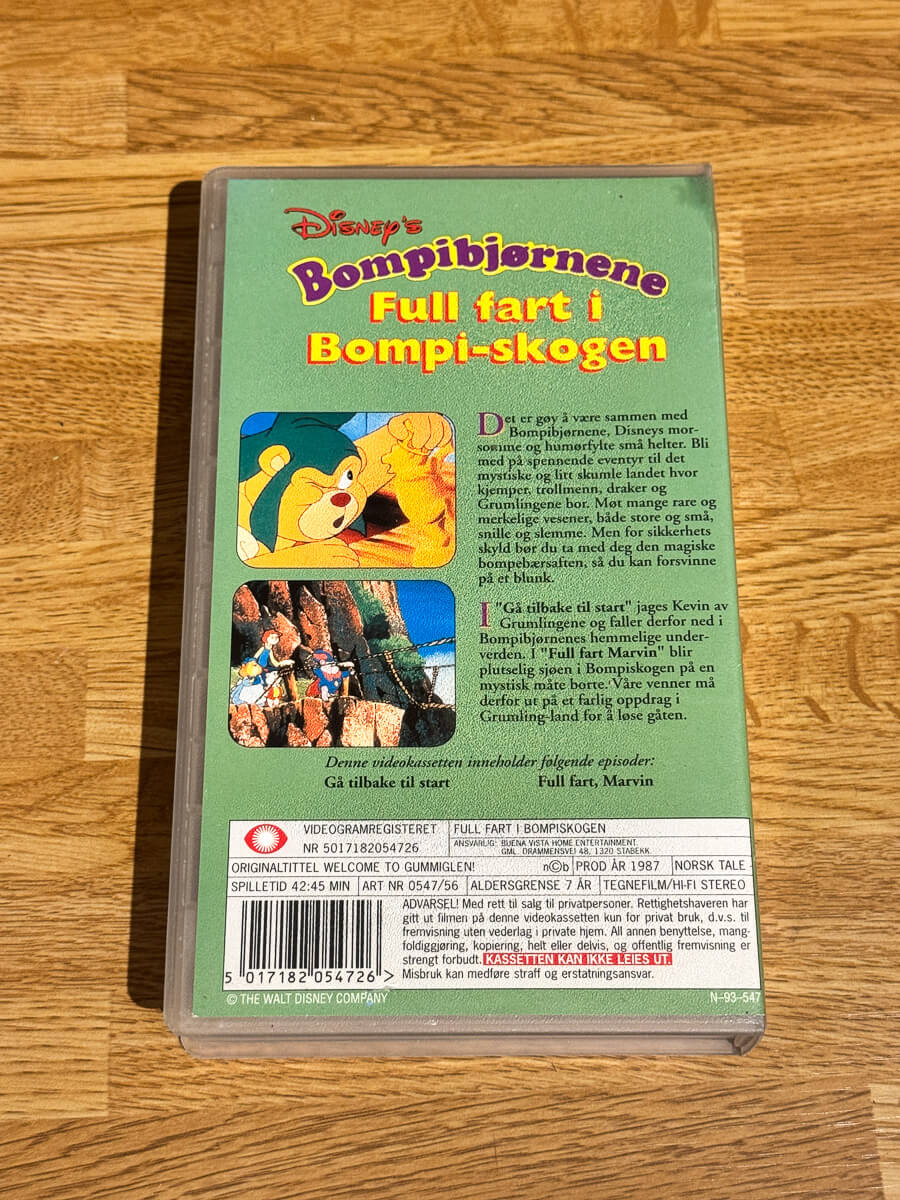 Bakside av cover til Bompibjørnene – Full fart i Bompi-skogen på VHS