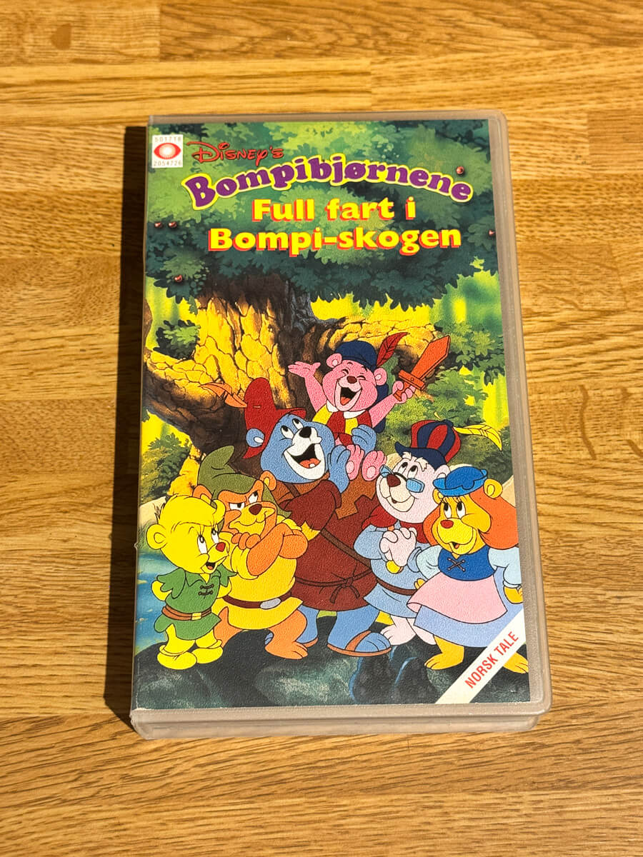 Forside av cover til Bompibjørnene – Full fart i Bompi-skogen på VHS