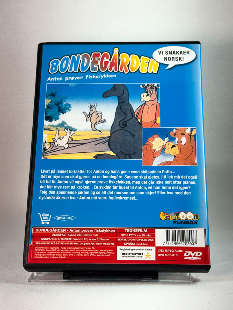 Bakside av DVD-coveret til Bondegården – Anton prøver fiskelykken, bruktfilm hos nettbutikken Brukbar Film