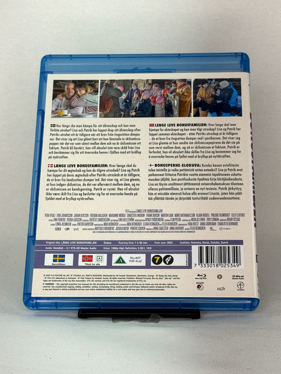 Bakside av Blu-ray-cover for Länge leve Bonusfamiljen – brukt original Blu-ray film tilgjengelig hos Brukbar Film