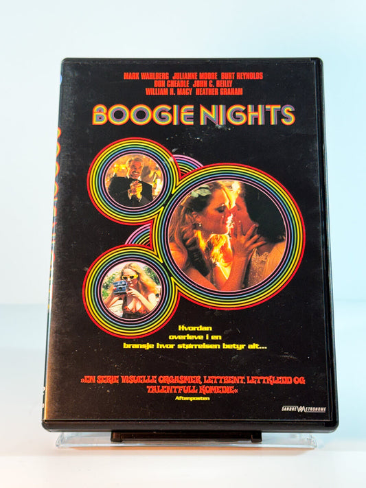 Forside av cover til boogie nights, brukt DVD hos Brukbar Film