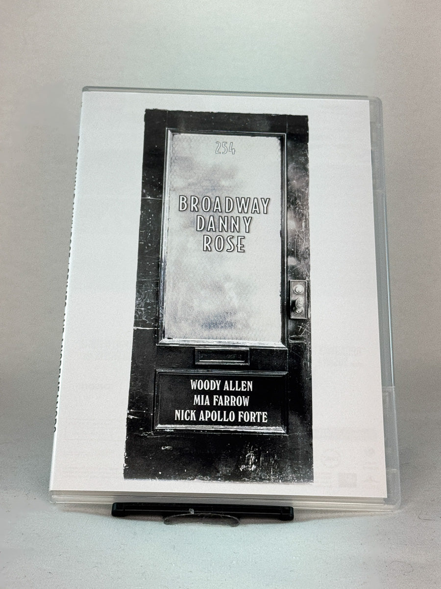 Forside av DVD-cover til Broadway Danny Rose – bittersøt komedie av Woody Allen med Mia Farrow, brukt DVD hos Brukbar Film.