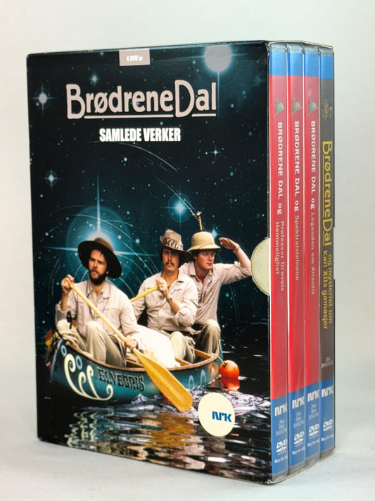 Forside av DVD-cover til Brødrene Dal – Samlede verker – komplett samling av NRKs klassiske eventyrkomedier med KLM, norsk kultserie tilgjengelig som brukt DVD hos Brukbar Film.