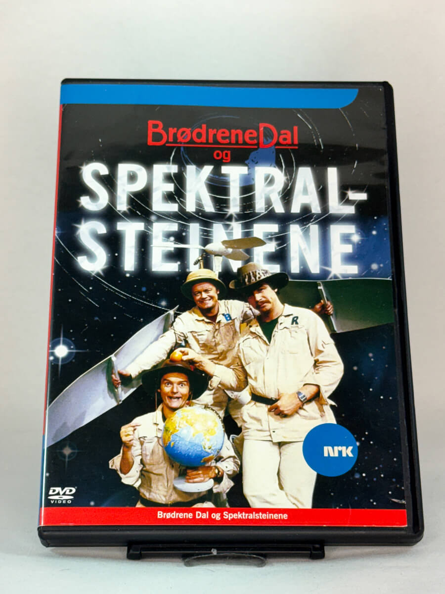 Brødrene Dal og Spektralsteinene – forside av DVD-cover, klassisk NRK-humor og eventyr hos Brukbar Film
