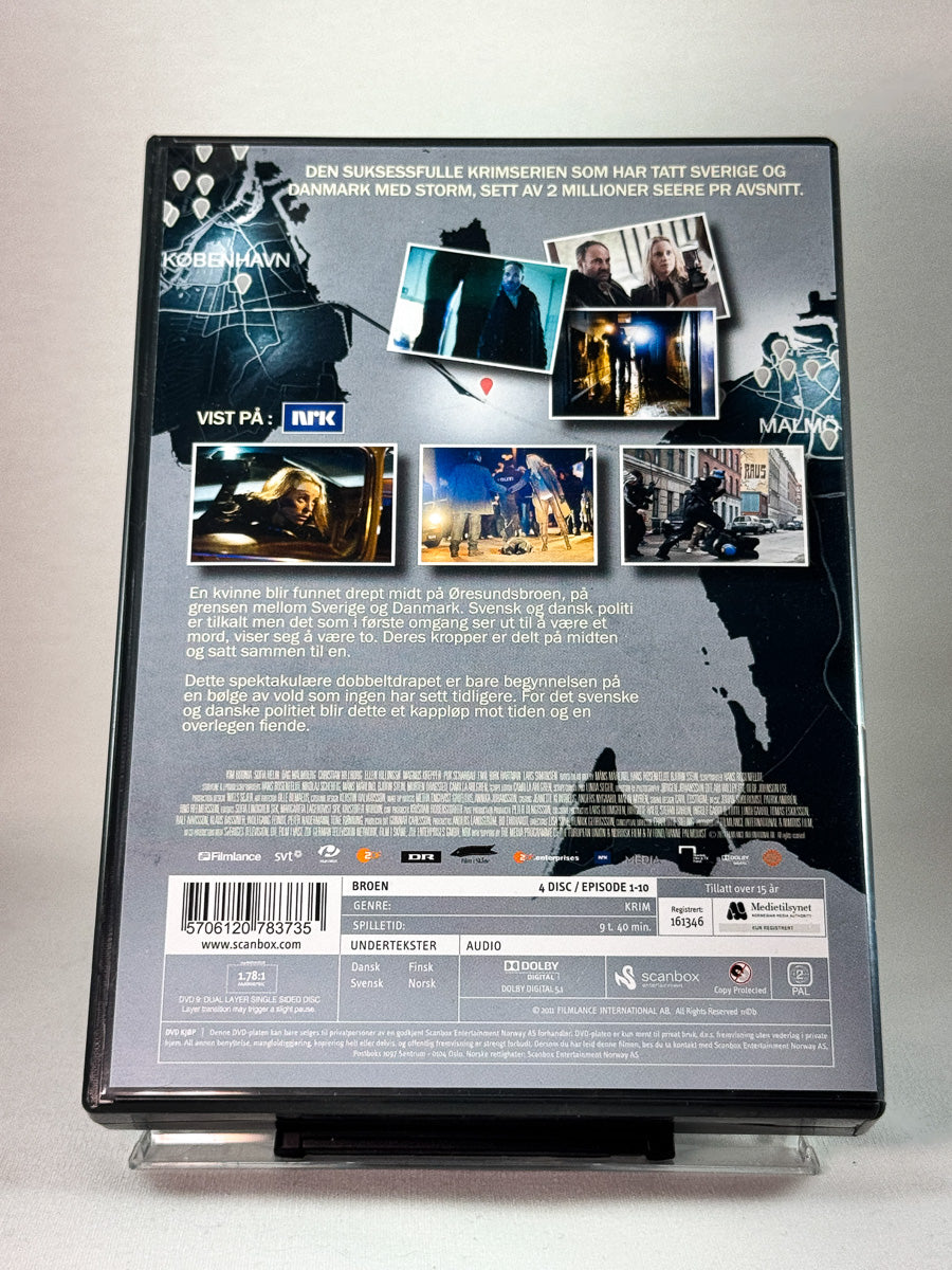 Bakside av DVD-cover til Broen – Sesong 1. Brukt DVD hos Brukbar Film