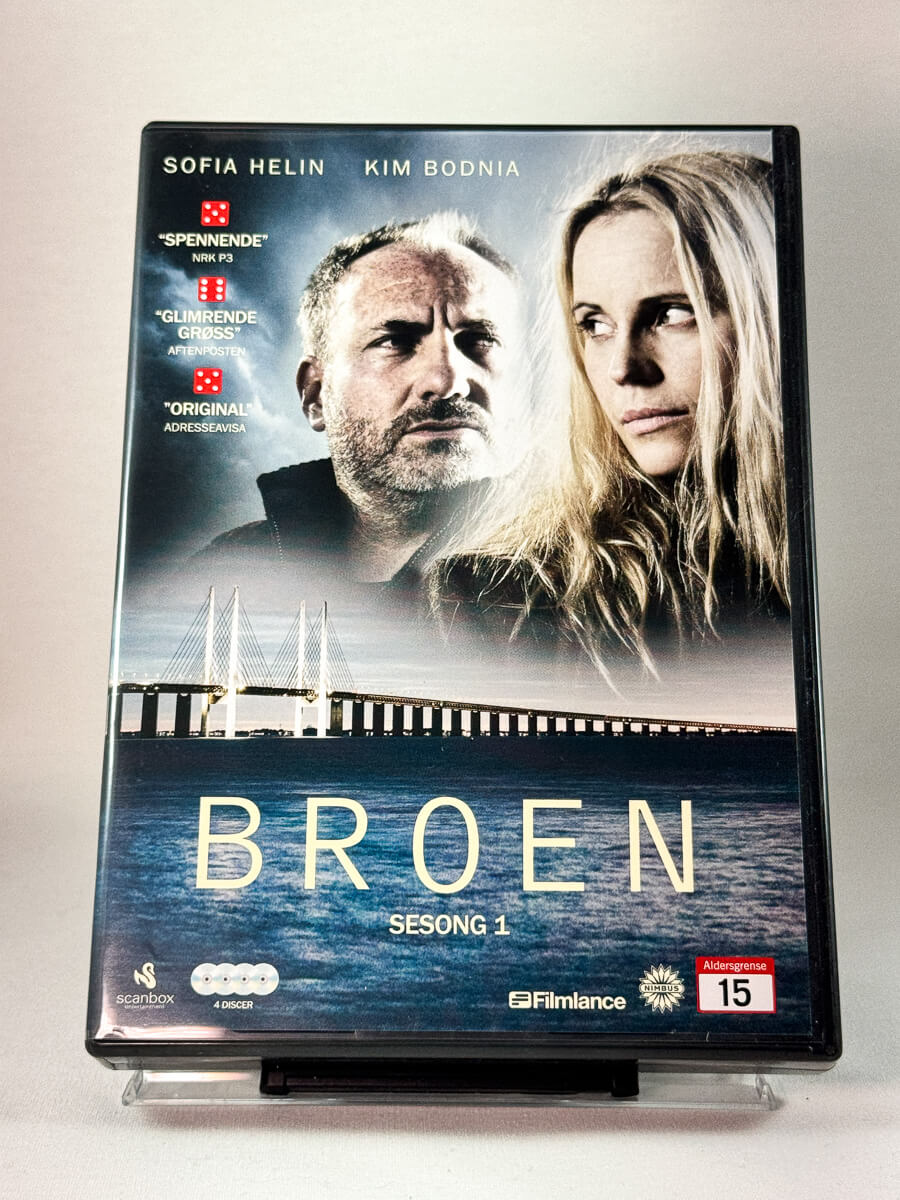 Broen – Sesong 1 på DVD, forside av originalt filmcover. Brukt DVD hos Brukbar Film