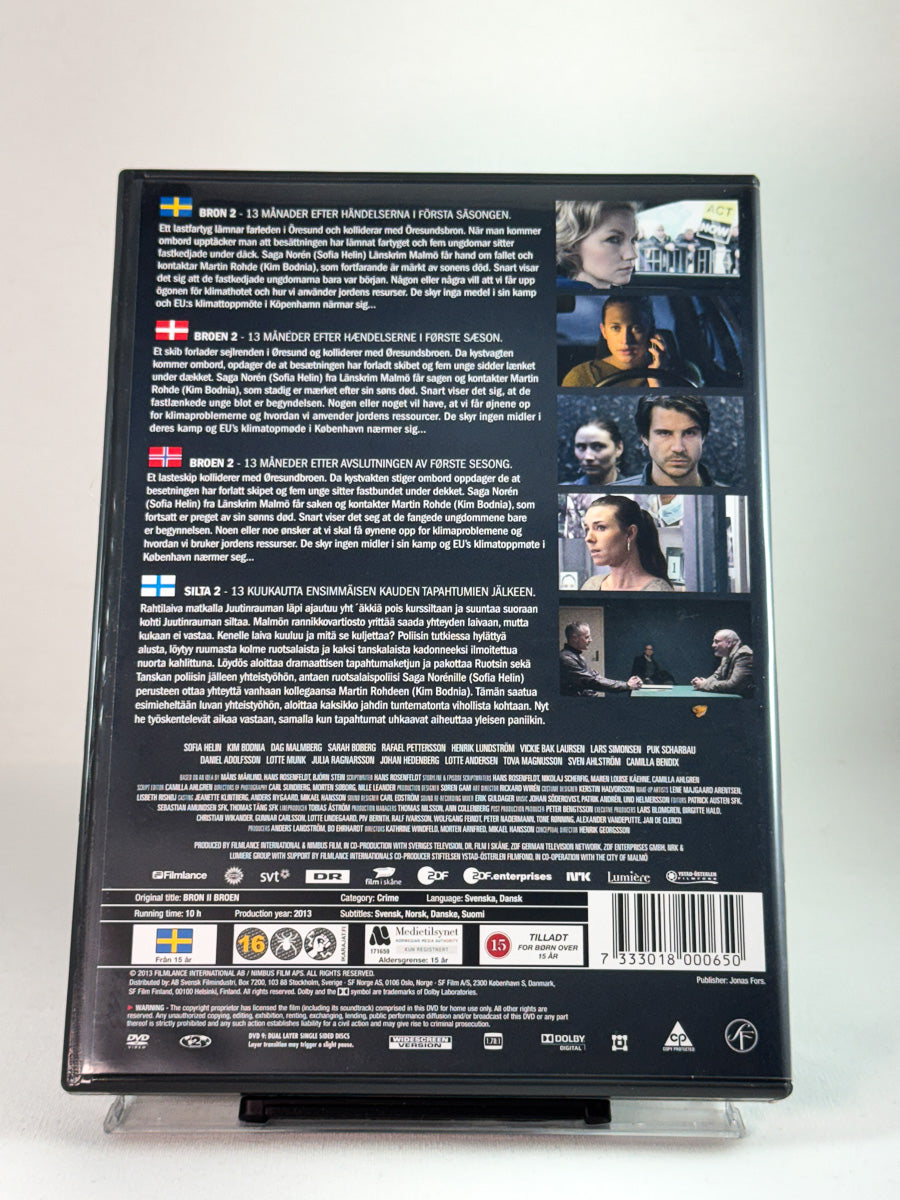 Bakside av DVD-cover til Broen – Sesong 2. Brukt DVD hos Brukbar Film