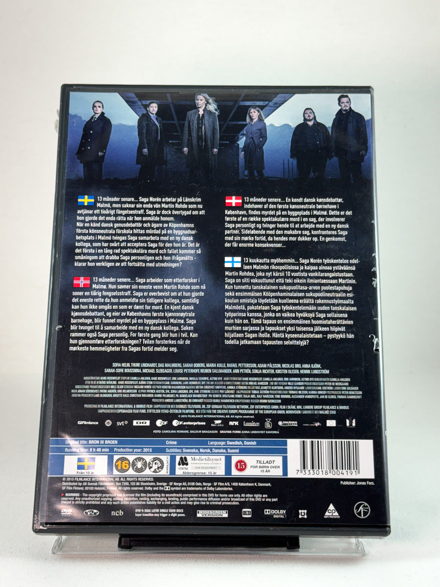 Bakside av DVD-cover til Broen – Sesong 3. Brukt DVD hos Brukbar Film