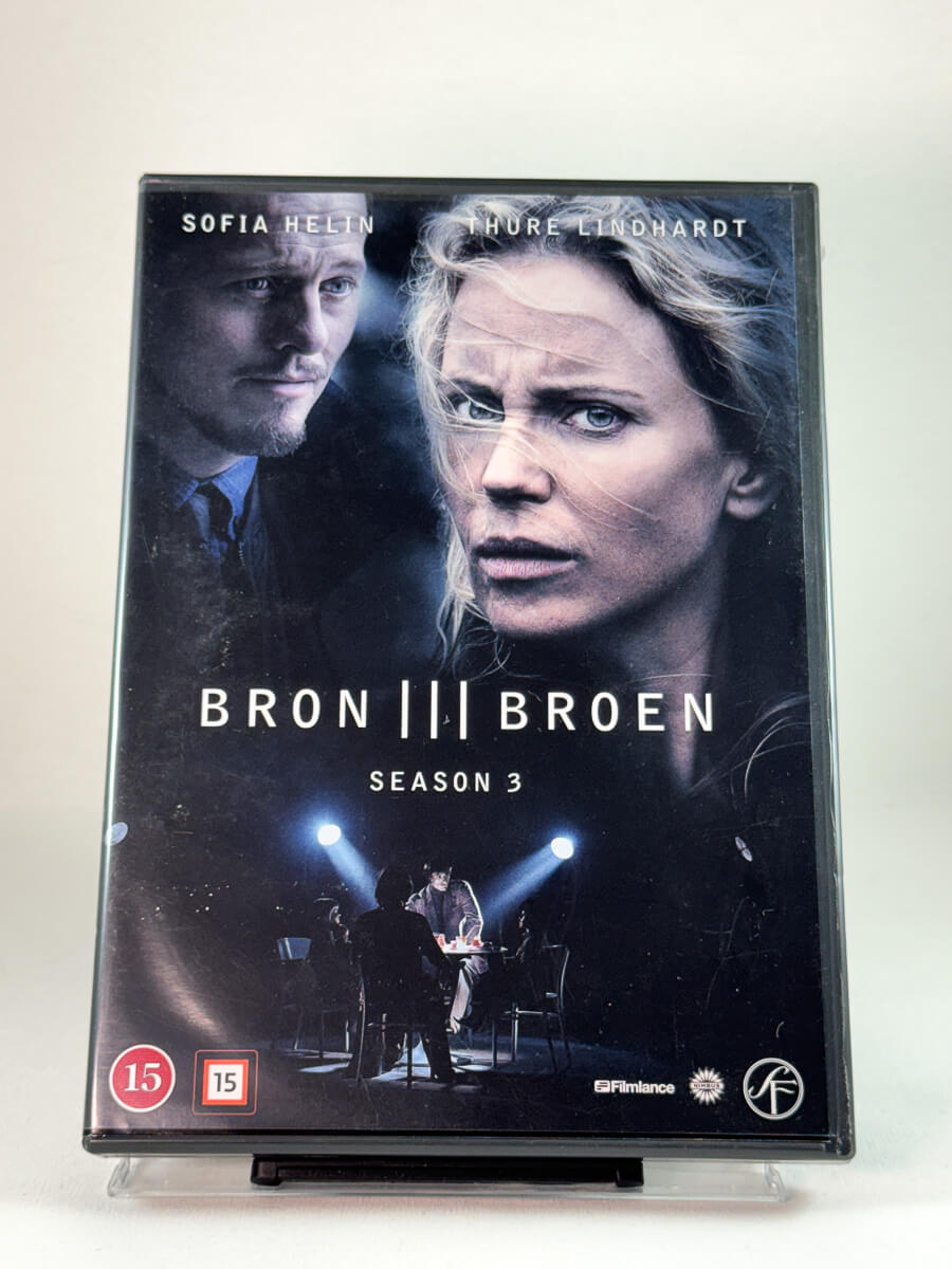 Broen – Sesong 3 på DVD, forside av originalt filmcover. Brukt DVD hos Brukbar Film