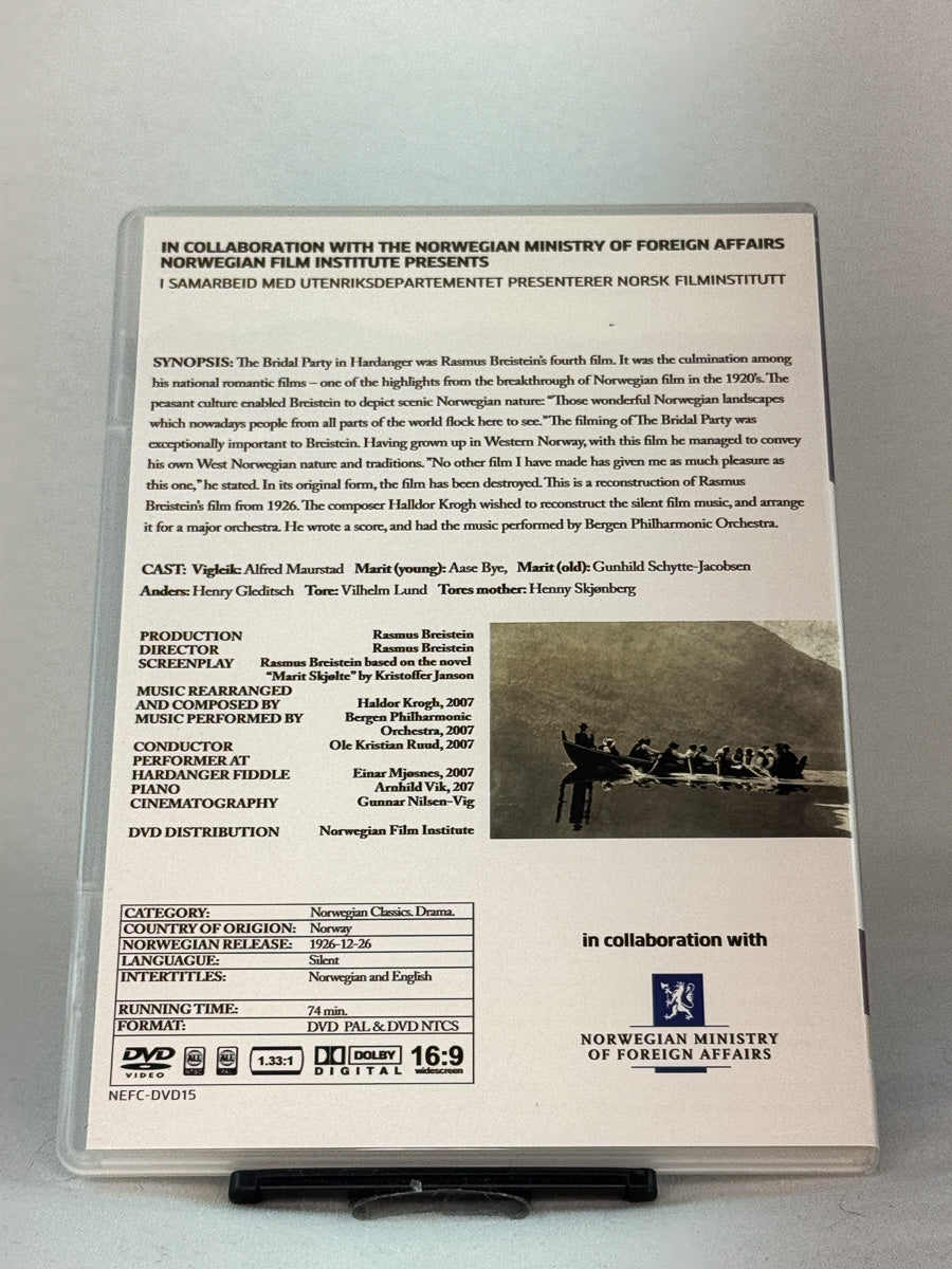 Bakside av DVD-cover til Brudeferden i Hardanger – norsk filmhistorie bevart av Norwegian Film Institute, brukt originalutgave tilgjengelig hos Brukbar Film.