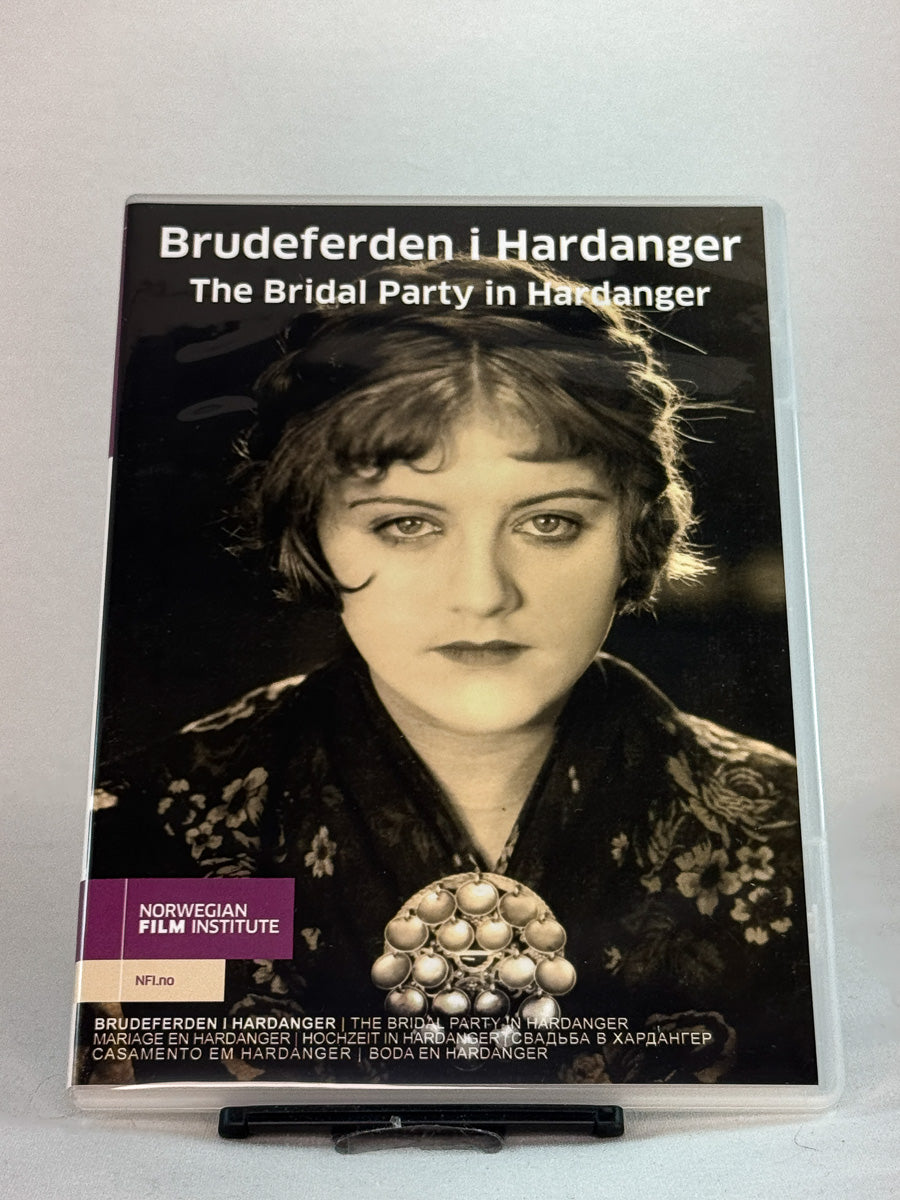 Forside av DVD-cover til Brudeferden i Hardanger – norsk stumfilmklassiker fra 1926 utgitt av Norwegian Film Institute, en nasjonal filmhistorisk skatt tilgjengelig hos Brukbar Film.