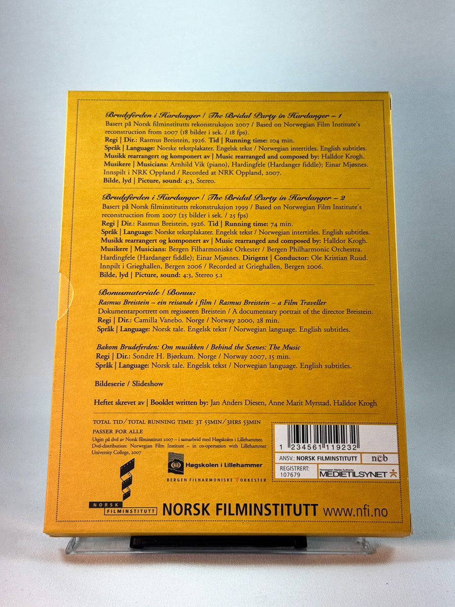 Bakside av cover til Brudeferden i Hardanger, bruktfilm på DVD hos Brukbar Film