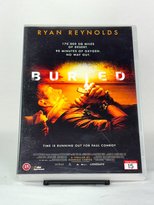 Forside av thrillerfilmen Buried – Ryan Reynolds fanget levende under bakken, regissert av Rodrigo Cortés, tilgjengelig hos Brukbar Film.