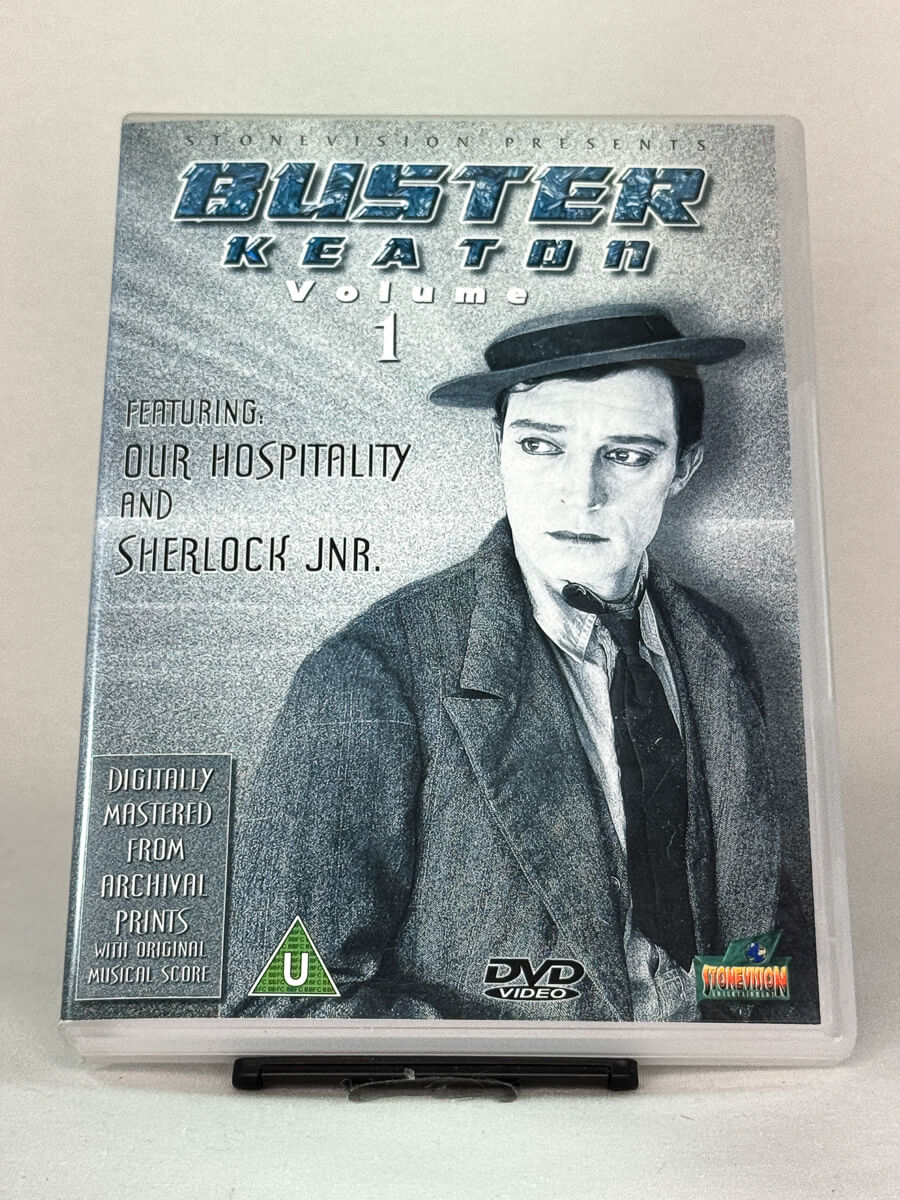 Forside av DVD-cover til Buster Keaton Volume 1 – klassiske stumfilmer digitalt restaurert fra arkivkopier, brukt DVD hos Brukbar Film.
