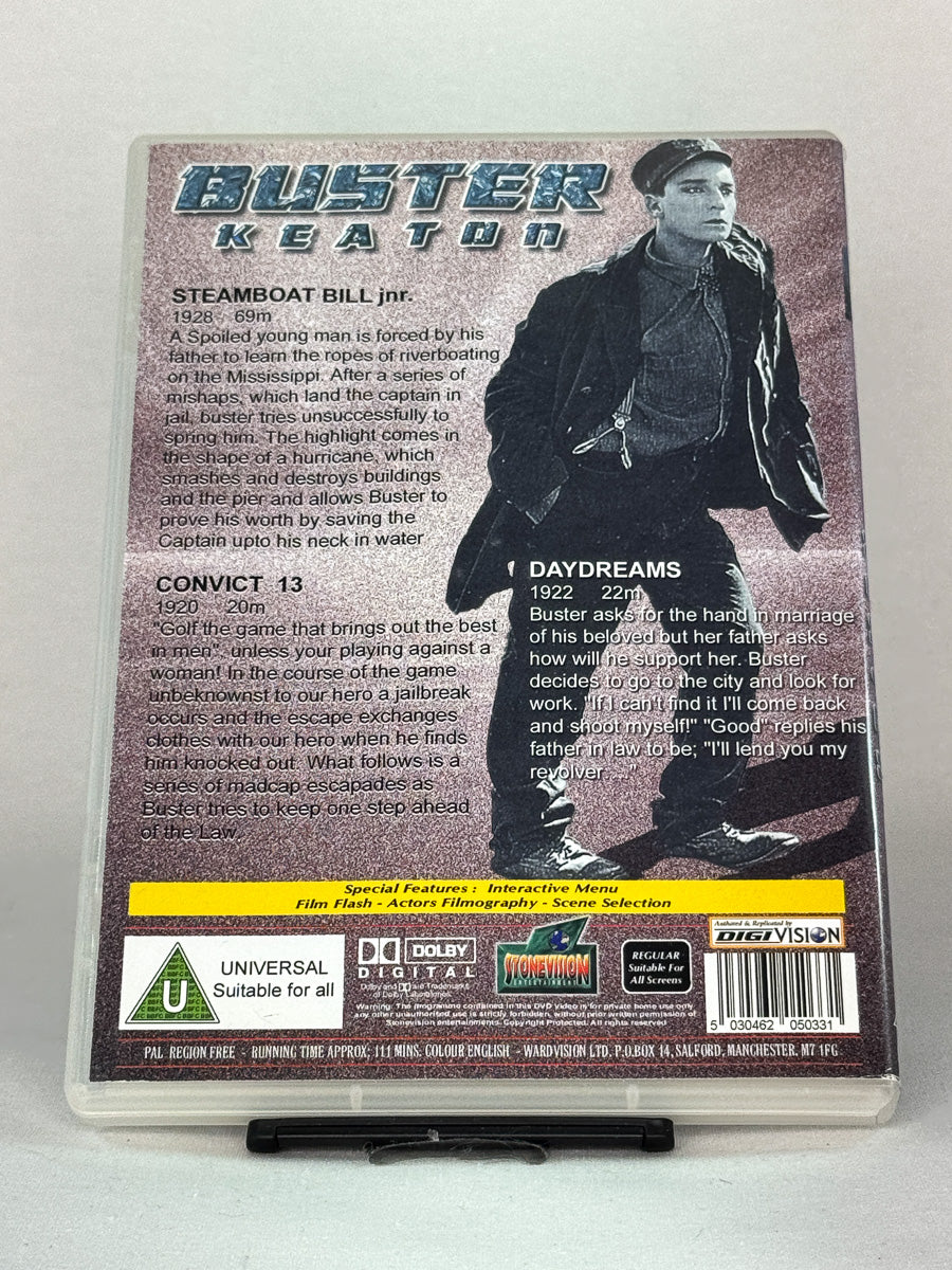 Bakside av DVD-cover til Buster Keaton Volume 2 – inkluderer Steamboat Bill Jr., Convict 13 og Daydreams, original brukt DVD-utgave tilgjengelig hos Brukbar Film.