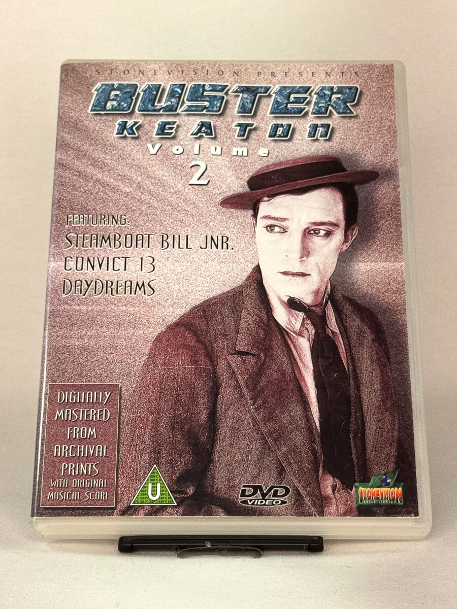 Forside av DVD-cover til Buster Keaton Volume 2 – digitalt remastrede klassikere fra stumfilmepoken, brukt DVD hos Brukbar Film.
