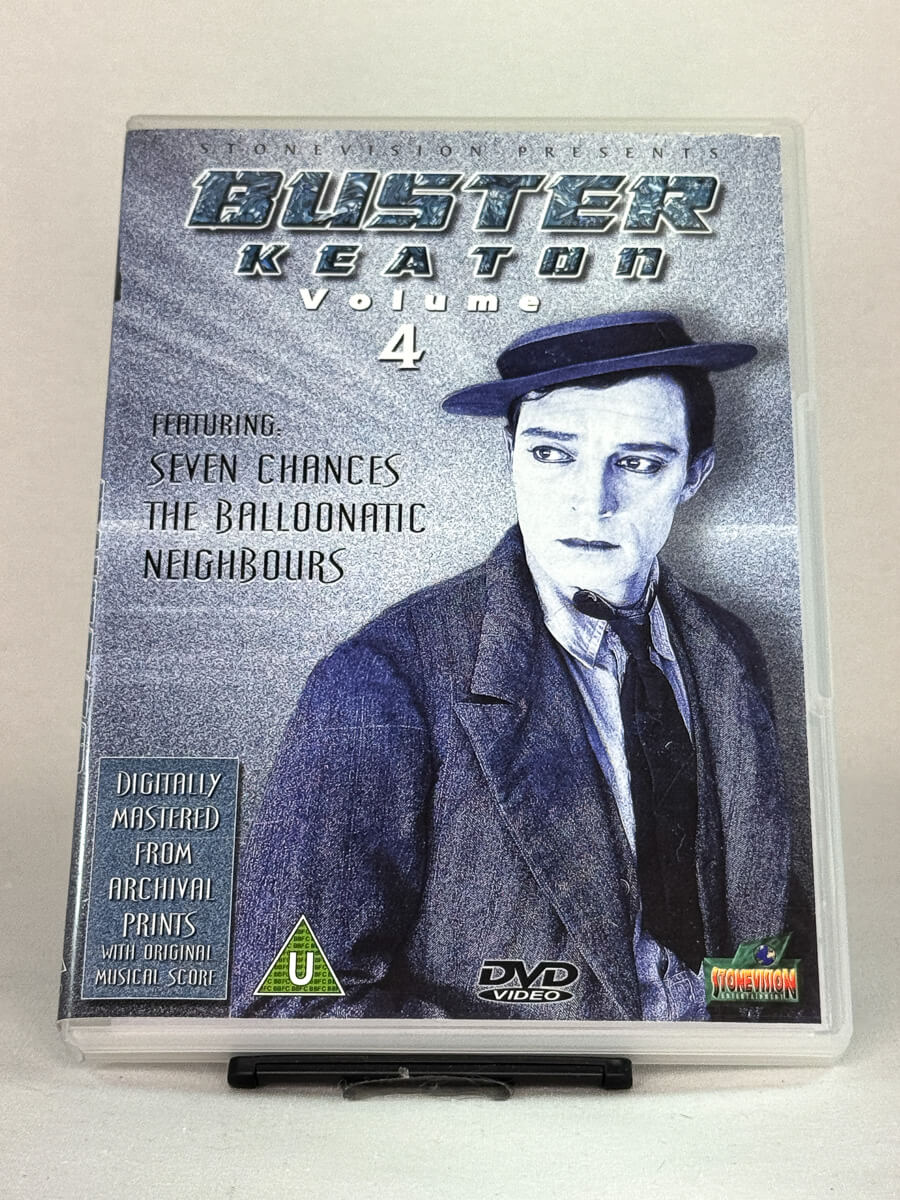 Forside av DVD-cover til Buster Keaton Volume 4 – samling av digitalt remastrede klassikere fra komediemesteren, brukt DVD hos Brukbar Film.