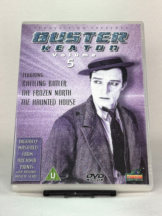 Forside av DVD-cover til Buster Keaton Volume 5 – stumfilmklassikere digitalt restaurert med original musikk, brukt DVD hos Brukbar Film.