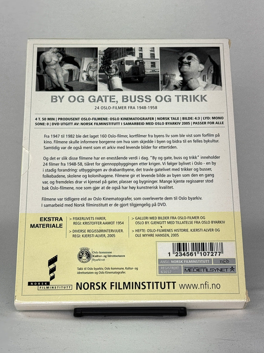 DVD-bakside til filmen By og gate, buss og trikk  24 Oslo-filmer fra 1948–1958
Baksiden viser info, spesifikasjoner og eventuell ekstratekst – produktbilde fra nettbutikken Brukbar Film