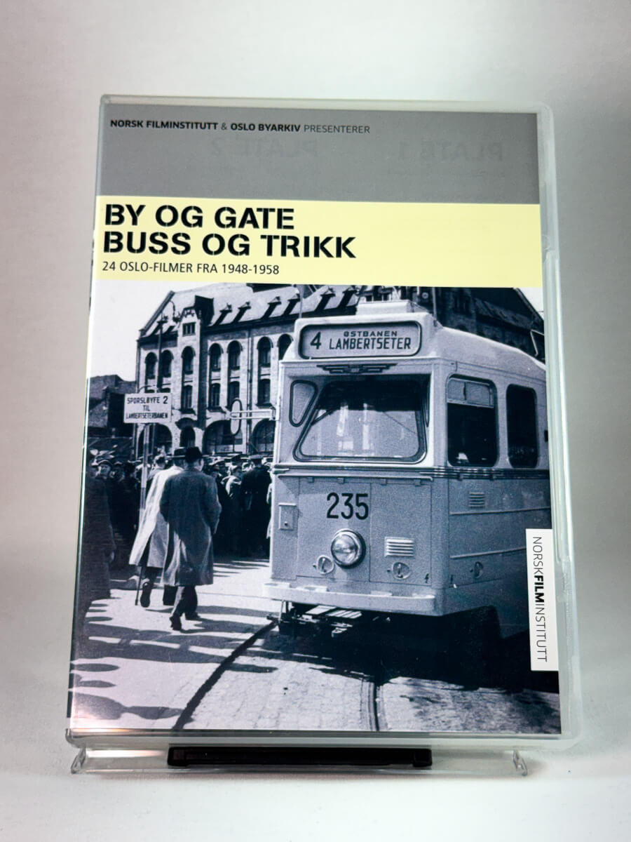 By og gate, buss og trikk – forside av DVD-cover med historisk Oslo-motiv fra kollektivtrafikk og byliv, brukt DVD hos Brukbar Film