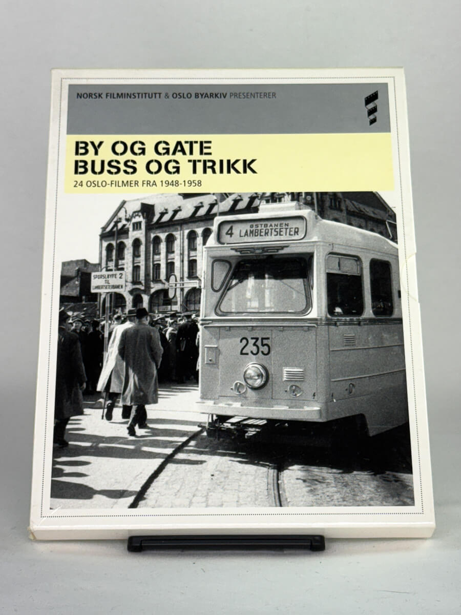 DVD-forside til filmen By og gate, buss og trikk  24 Oslo-filmer fra 1948–1958
Originalt cover brukt for produktbilde i nettbutikken Brukbar Film