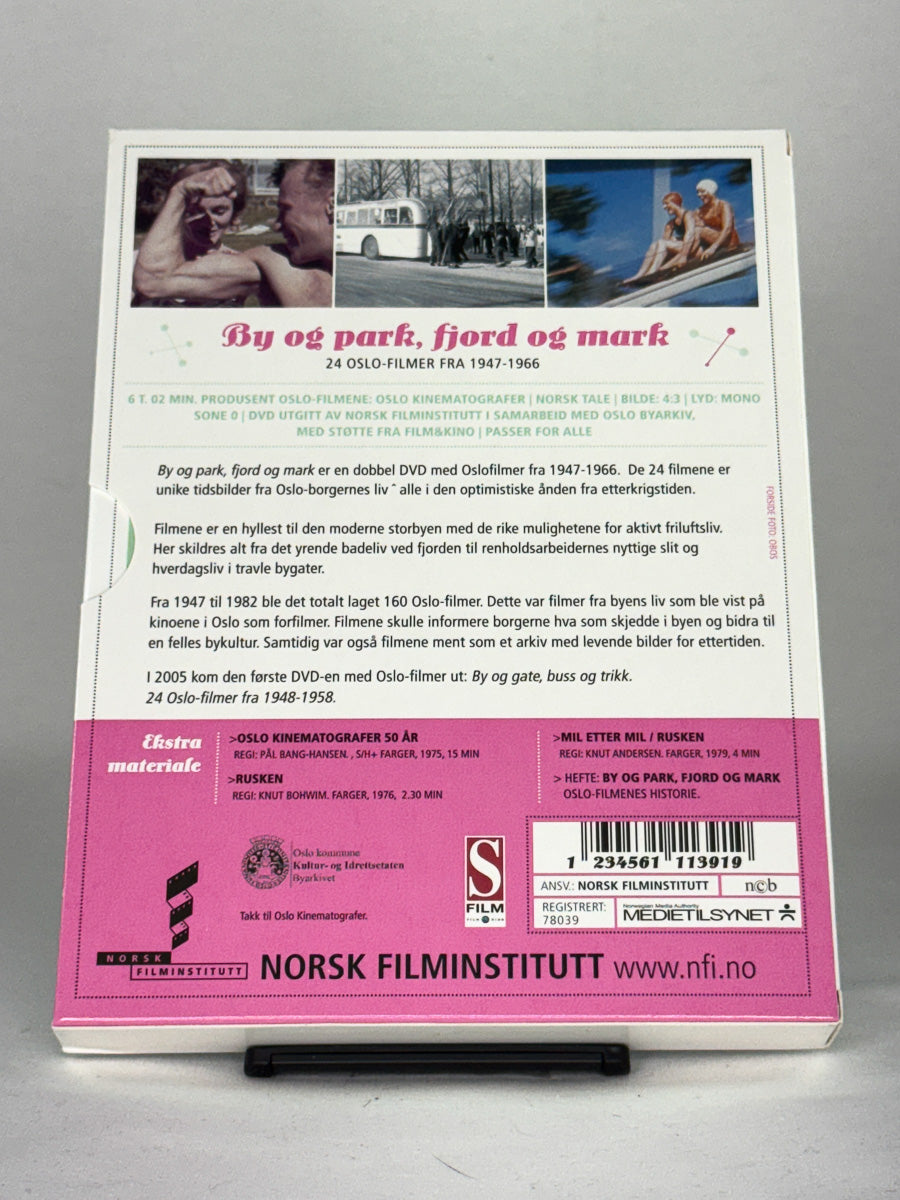 DVD-bakside til filmen By og park, fjord og mark  24 Oslo-filmer fra 1947-1966
Baksiden viser info, spesifikasjoner og eventuell ekstratekst – produktbilde fra nettbutikken Brukbar Film