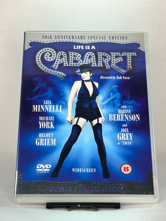 Forside av DVD-cover til Cabaret (1972) – musikalsk drama regissert av Bob Fosse, med Liza Minnelli, Michael York og Joel Grey – brukt film på DVD hos Brukbar Film.