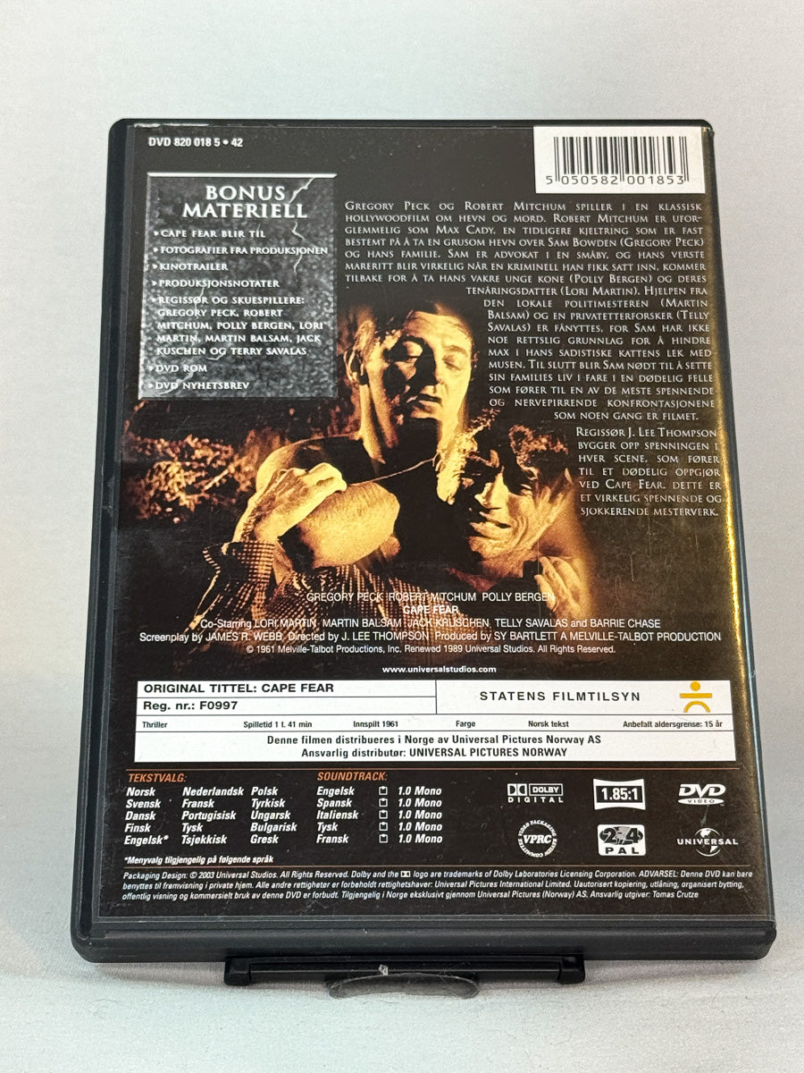 Bakside av DVD-cover til Cape Fear – informasjon om det klassiske hevndramaet med Mitchum og Peck, en uforglemmelig svart-hvitt-thriller i brukt DVD-utgave hos Brukbar Film.
