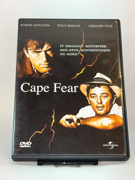 Forside av DVD-cover til Cape Fear (1962) med Robert Mitchum og Gregory Peck – original noir-thriller om hevn og psykologisk terror, brukt DVD tilgjengelig hos Brukbar Film.