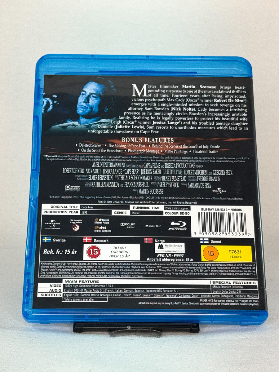 Bakside av Blu-ray-cover til Cape Fear – intens nyinnspilling av 60-tallsklassikeren, en psykologisk thriller fra Universal, brukt Blu-ray hos Brukbar Film.