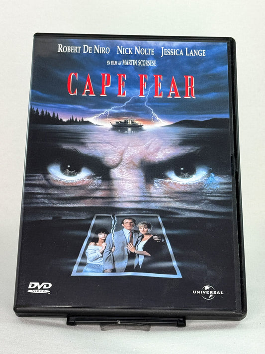Forside av DVD-cover til Cape Fear med Robert De Niro, Nick Nolte og Jessica Lange – intens thrillerklassiker regissert av Martin Scorsese, brukt DVD tilgjengelig hos Brukbar Film.