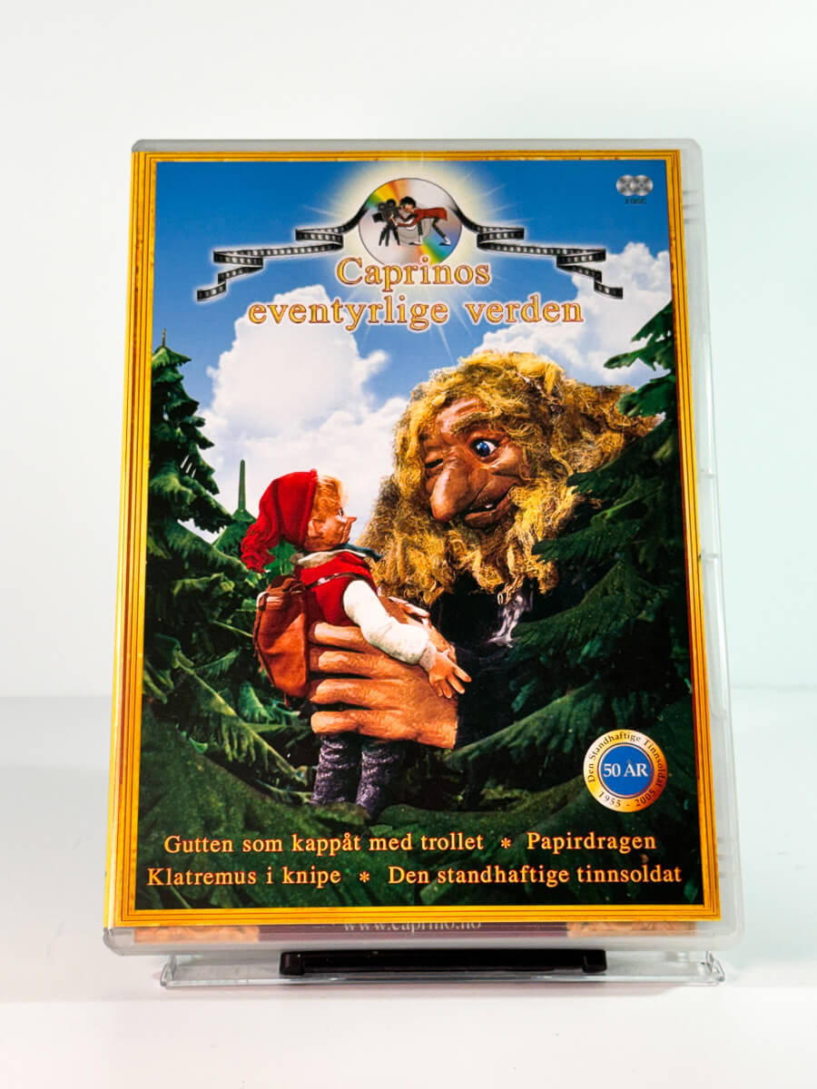 Forside av cover til caprinos eventyrlige verden 4 – gutten som kappåt med trollet papirdragen klatremus i knipe den standhaftige tinnsoldat, brukt original DVD hos Brukbar Film