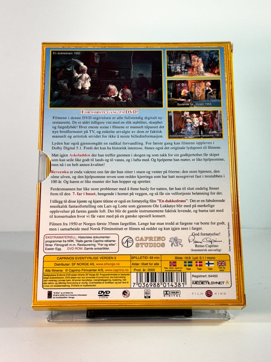 Bakside av slipcase cover til caprinos eventyrlige verden – en dukkedrøm reveenka 7 far i huset askeladden og de gode hjelperne, bruktfilm hos nettbutikken Brukbar Film