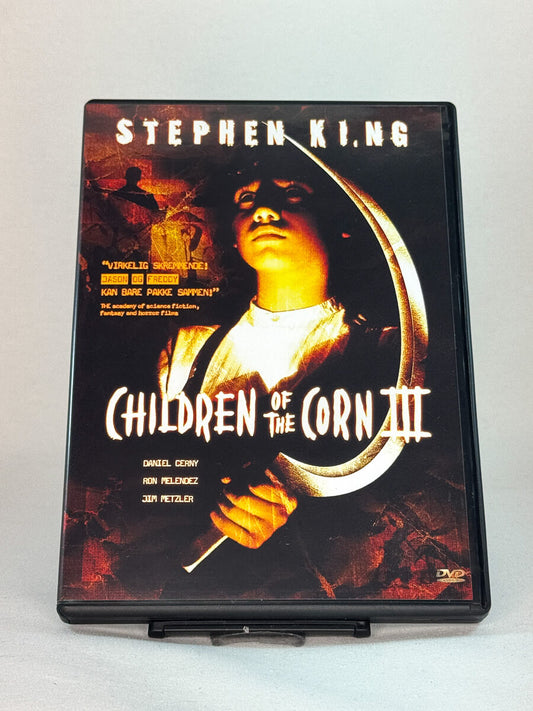 Forside av DVD-cover til filmen Children of the Corn III – skrekkfilm basert på Stephen Kings univers, brukt originalfilm fra Brukbar Film.