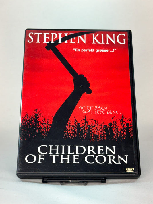 Forside av DVD-cover til filmen Children of the Corn – Stephen Kings første filmatisering av den ikoniske novellen, bruktfilm fra Brukbar Film.