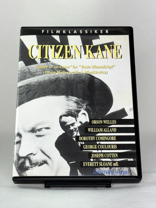 Forside av DVD-cover til Citizen Kane – Orson Welles’ legendariske filmklassiker og Oscar-vinner, digitalt restaurert utgave hos Brukbar Film.