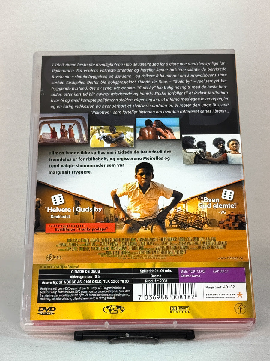 Bakside av DVD-cover til City of God (Cidade de Deus) – kritikerrost film basert på virkelige hendelser, regissert av Fernando Meirelles, brukt originalfilm hos Brukbar Film.
