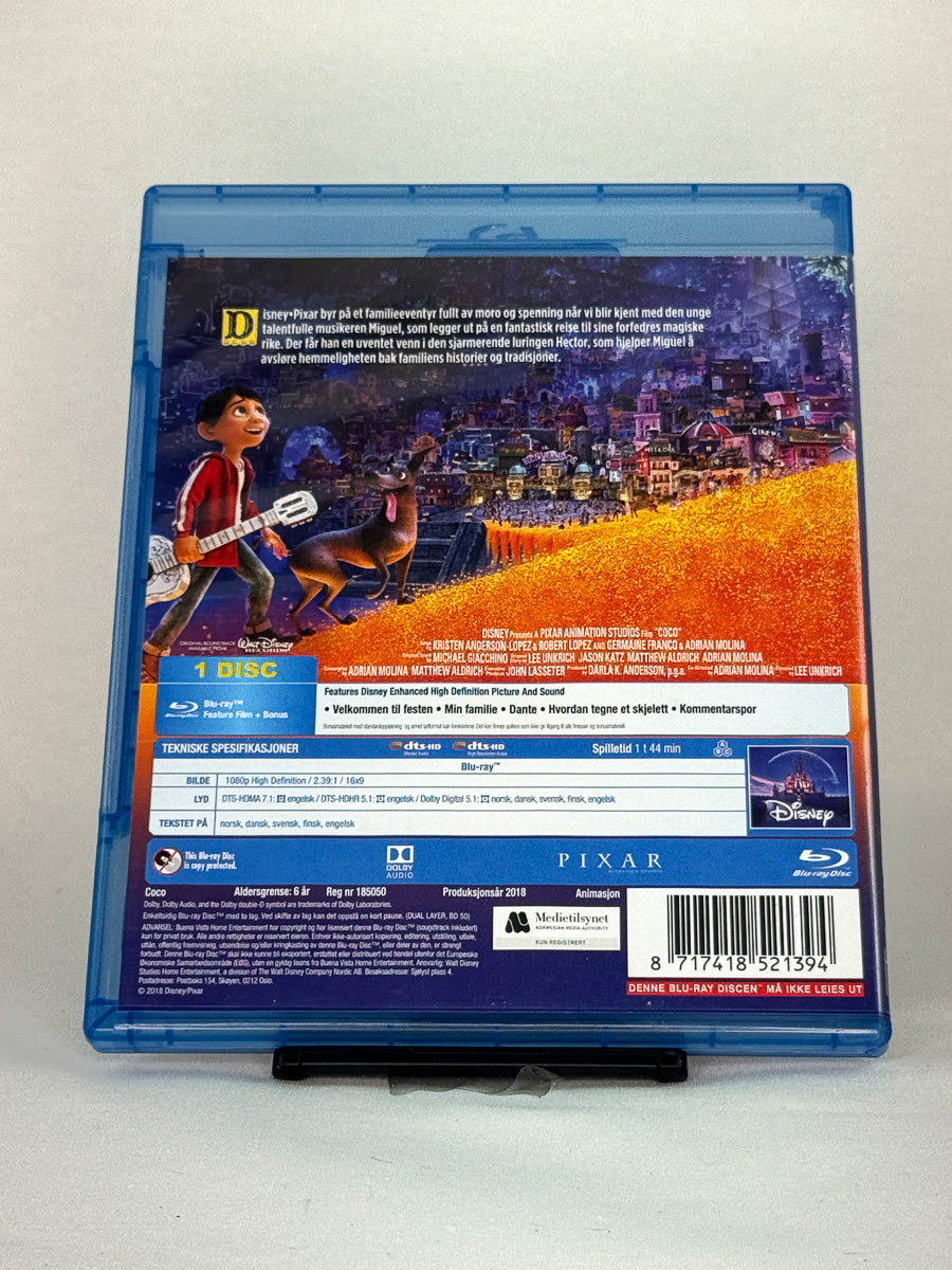 Bakside av Blu-ray-cover for Coco – brukt original Disney Pixar Blu-ray-film fra nettbutikken Brukbar Film.