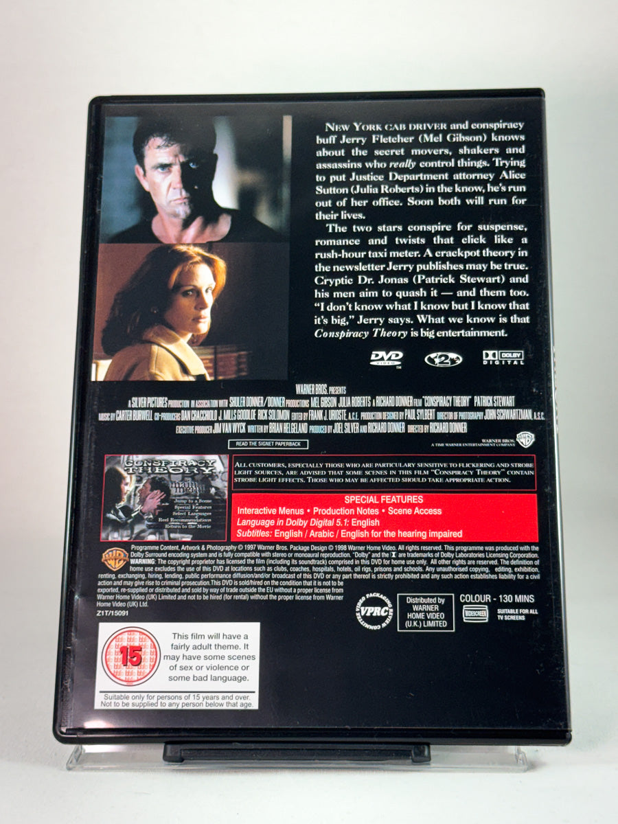 Bakside av DVD-cover for Conspiracy Theory – action og intriger i Richard Donners konspirasjonsfilm, brukt DVD hos Brukbar Film.