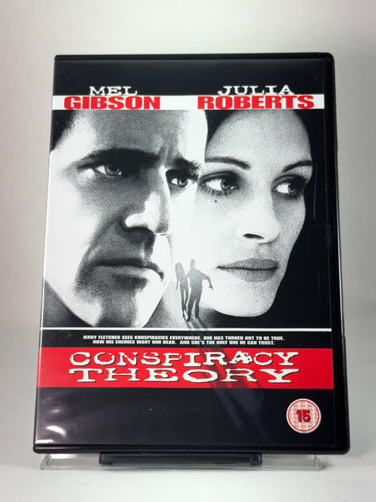 Forside av DVD-cover til Conspiracy Theory – Mel Gibson og Julia Roberts i en intens thriller om sannhet og paranoia, brukt film hos Brukbar Film.