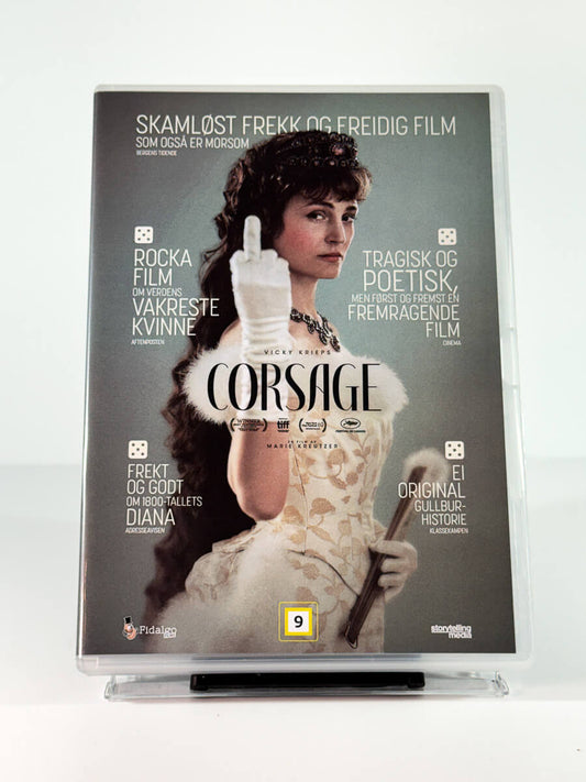 Forside av cover til Corsage, bruktfilm hos nettbutikken Brukbar Film