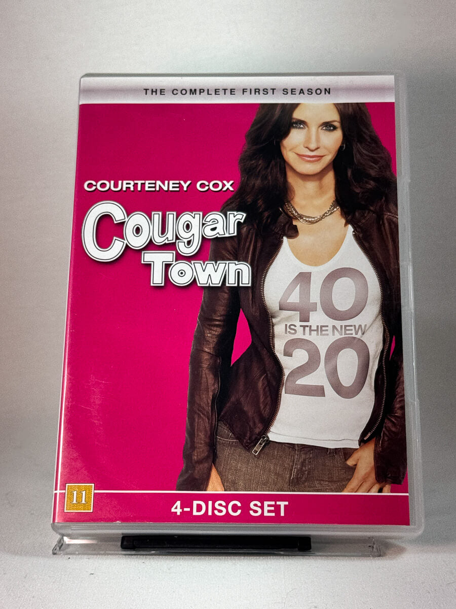 Forside av DVD-cover for Cougar Town sesong 1, bruktfilm på DVD hos Brukbar Film