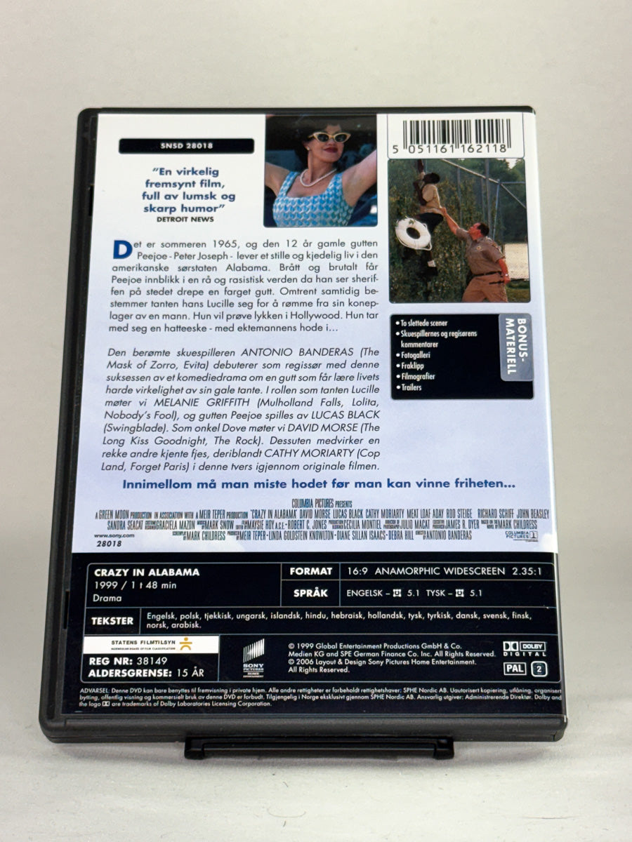 Bakside av DVD-cover til Crazy in Alabama – brukt DVD med handling og spesifikasjoner, original fra Brukbar Film