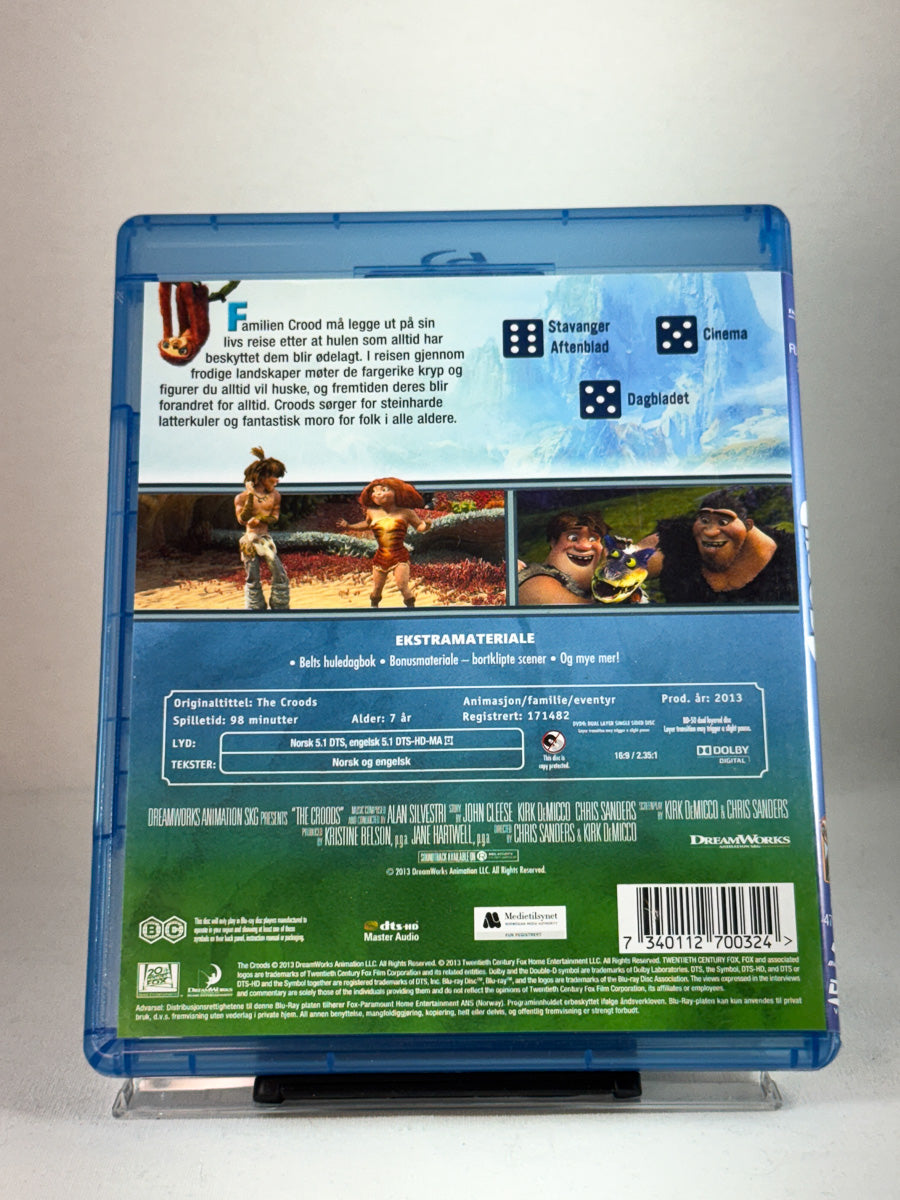 Bakside av Blu-ray-cover til Croods – humor og familiekaos i steinalderen, Blu-ray hos Brukbar Film.