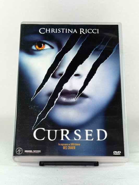 Forside av DVD-cover til Cursed – skrekkfilm fra regissør Wes Craven med Christina Ricci, produsert av Miramax, tilgjengelig hos Brukbar Film.