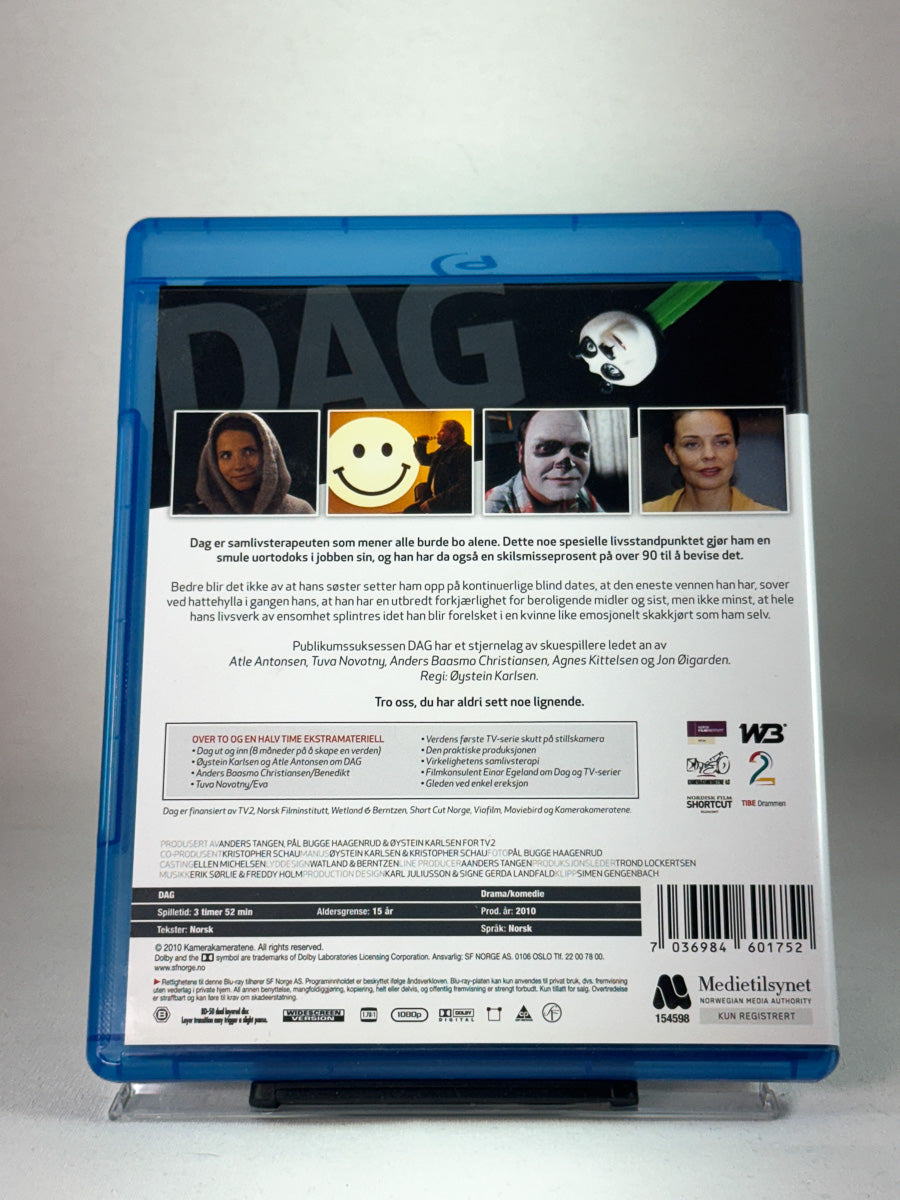 Bakside av Blu-ray-cover for Dag – inneholder detaljer om serien, ekstramateriale og rollebesetning, original norsk Blu-ray-utgave tilgjengelig hos Brukbar Film.