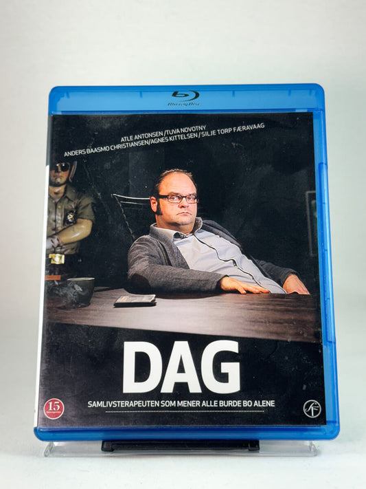 Forside av Blu-ray-cover til Dag – norsk dramakomedie med Atle Antonsen som den kyniske samlivsterapeuten som mener alle burde bo alene, brukt Blu-ray hos Brukbar Film.