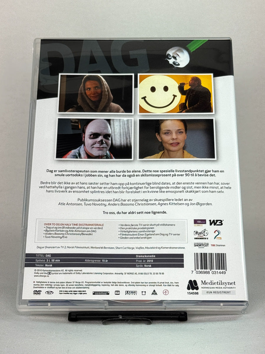 Bakside av DVD-cover til Dag – presenterer seriens karakterer, svart humor og anerkjente skuespillere – brukt DVD tilgjengelig hos Brukbar Film.