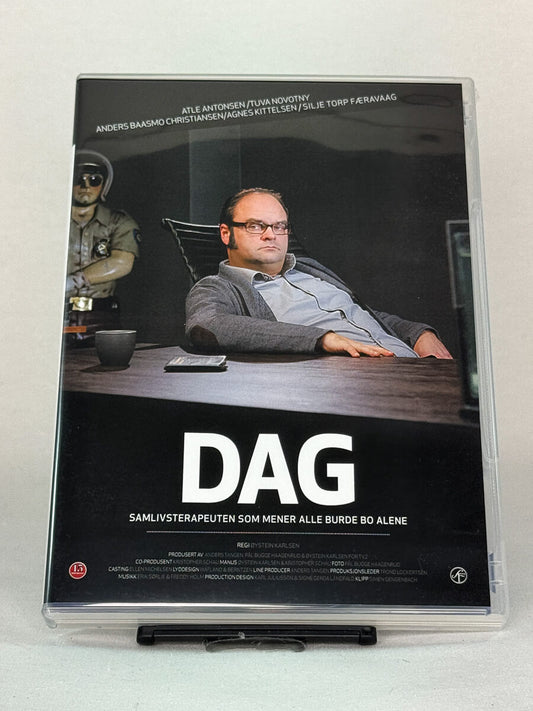 Forside av DVD-cover til Dag – norsk dramaserie med Atle Antonsen, Tuva Novotny og Anders Baasmo Christiansen, om samlivsterapeuten som mener alle bør bo alene – brukt DVD hos Brukbar Film.